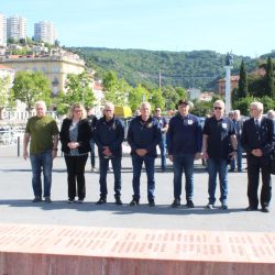 Polaganje vijenaca spomen na poginule pripadnike Ajkula