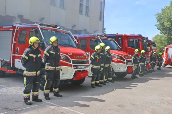 Priomopredaja vatrogasnih vozila na Vežici 