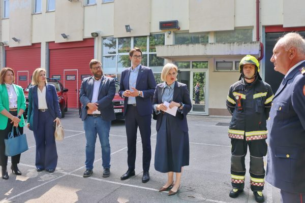 Priomopredaja vatrogasnih vozila na Vežici 