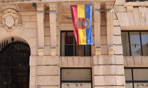 Riječka povijesna zastava na zgradi gradske uprave