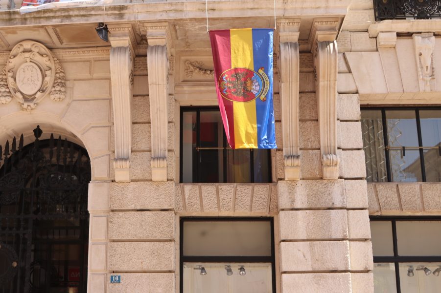 Riječka povijesna zastava na zgradi gradske uprave