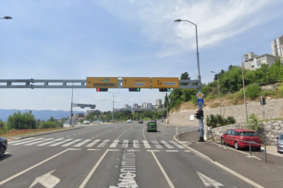 Semafor na raskrižju Zvonimirove i Rikarda Benčića