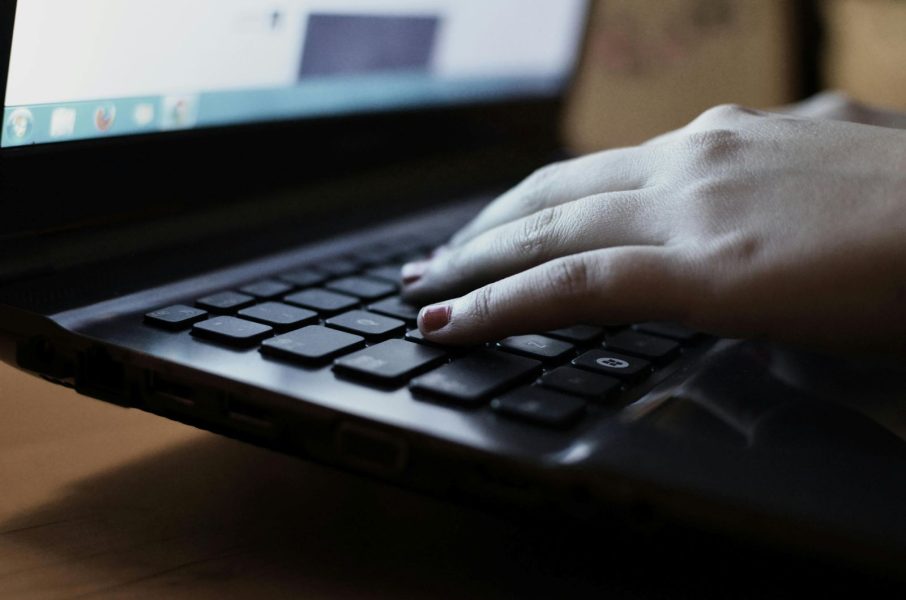 Ženske ruke na laptopu pexels