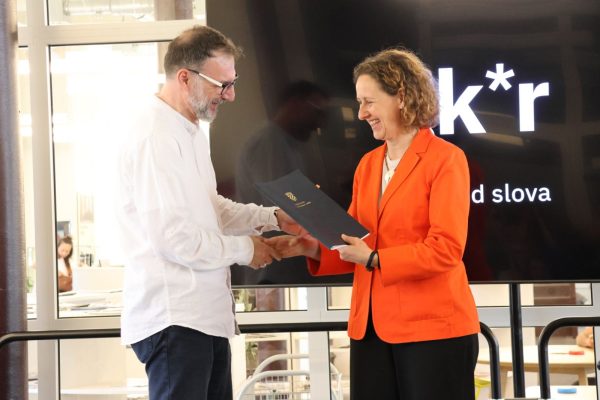 Uručenje ugovora za EU projekt Knjiga u krugu