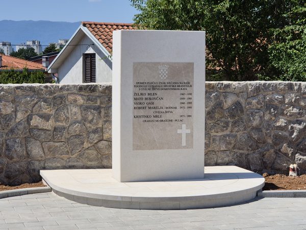 spomen-obilježje poginulim braniteljima i civilnoj žrtvi na Brašćinama