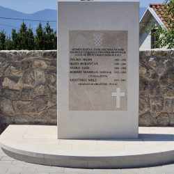 spomen-obilježje poginulim braniteljima i civilnoj žrtvi na Brašćinama