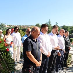 Polaganje vijenaca i paljenje svijeća u povodu obilježavanja Dana pobjede i domovinske zahvalnosti, Dana hrvatskih branitelja te 31. obljetnice vojno-redarstvene operacije Oluja.