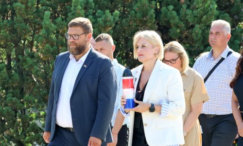 Polaganje vijenaca i paljenje svijeća u povodu obilježavanja Dana pobjede i domovinske zahvalnosti, Dana hrvatskih branitelja te 31. obljetnice vojno-redarstvene operacije Oluja.