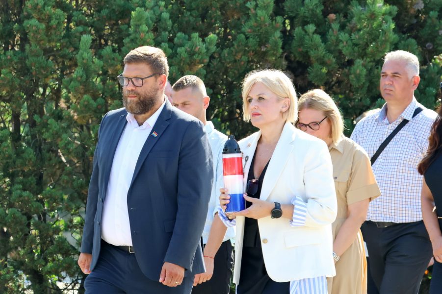 Polaganje vijenaca i paljenje svijeća u povodu obilježavanja Dana pobjede i domovinske zahvalnosti, Dana hrvatskih branitelja te 31. obljetnice vojno-redarstvene operacije Oluja.