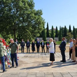 Polaganje vijenaca i paljenje svijeća u povodu obilježavanja Dana pobjede i domovinske zahvalnosti, Dana hrvatskih branitelja te 31. obljetnice vojno-redarstvene operacije Oluja.