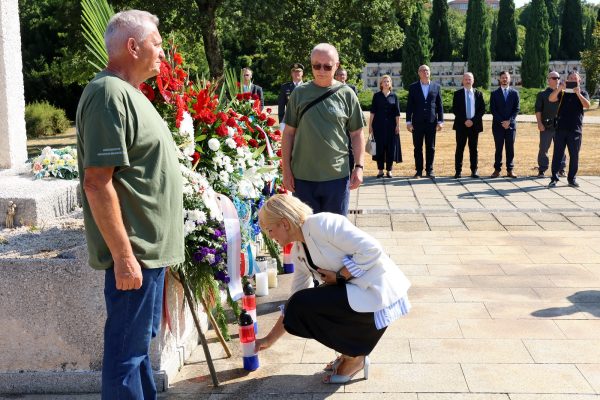 Polaganje vijenaca i paljenje svijeća u povodu obilježavanja Dana pobjede i domovinske zahvalnosti, Dana hrvatskih branitelja te 31. obljetnice vojno-redarstvene operacije Oluja.