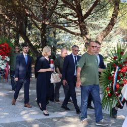Polaganje vijenaca i paljenje svijeća u povodu obilježavanja Dana pobjede i domovinske zahvalnosti, Dana hrvatskih branitelja te 31. obljetnice vojno-redarstvene operacije Oluja.