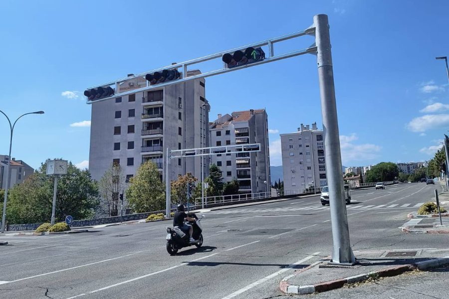 Semaforsko raskrižje na Novoj cesti