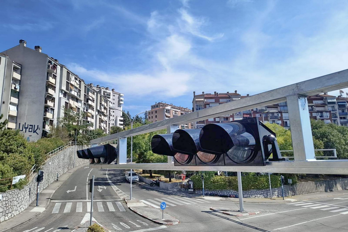 Semaforsko raskrižje na Novoj cesti