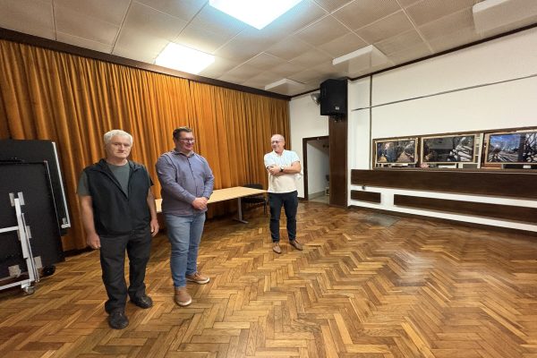 Predsjednik Vijeća Mjesnog odbora Pećine Željko Ševerdija otvorio izložbu „Drvored“